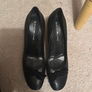 Black heels with bow